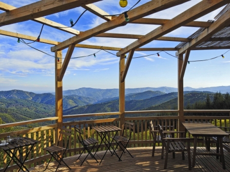 Vue depuis la terrasse du relais de l'Espinas, d'Alès au Pic St Loup on découvre les Cévennes